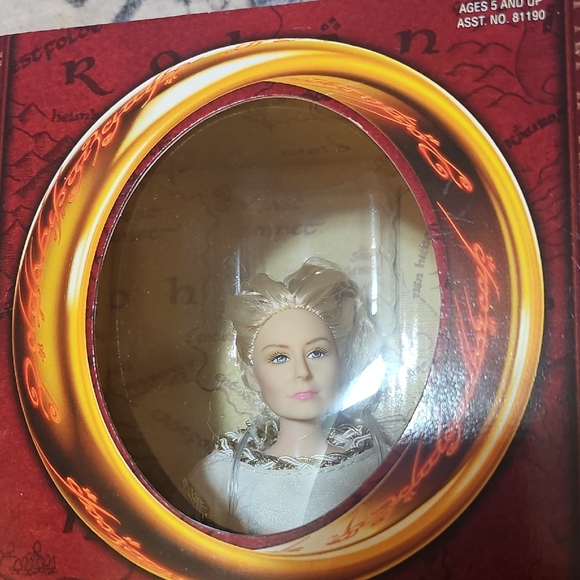 Éowyn Action Figure with Authentically Styled Fabric Outfit - Picture 3 of 7